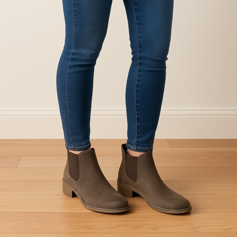 NWT Blondo Brown Chelsea Boots Ankle Height Suede